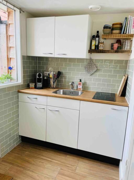 The Birdhouse, Tiny Home Close To The Beach โนร์ดวิก ภายนอก รูปภาพ